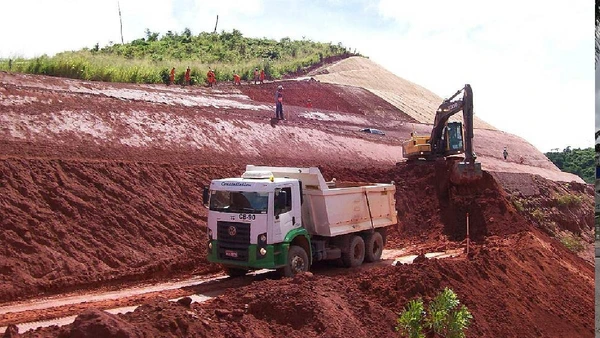 Obras de duplicação, acostamentos e vias marginais beneficiam primeiro a construção pesada, antes dos efeitos logísticos mais amplos por Fernando Santos Cunha Filho / Wikimedia Commons