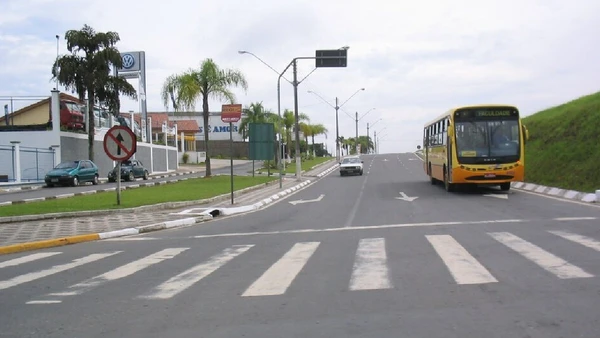 Passageiros ganham com segurança, paradas e fluidez no trecho concedido; na BR-116 ampla, o setor conecta viagens longas entre regiões por Felipe Micaroni Lalli / Wikimedia Commons