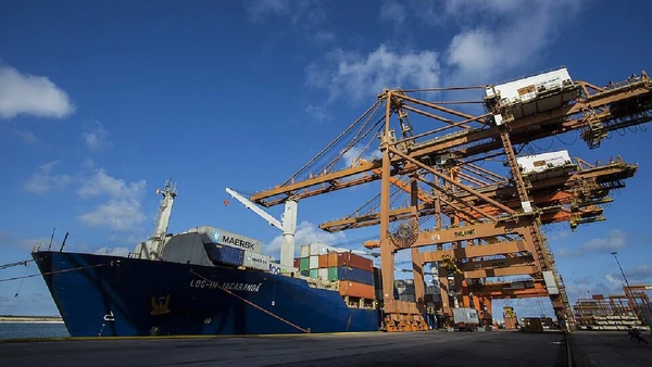 Portos como Suape ganham quando cargas chegam com menor atraso; esse impacto depende da integração entre rodovia, ferrovia e terminais por Complexo Industrial Portuário de Suape / Wikimedia Commons