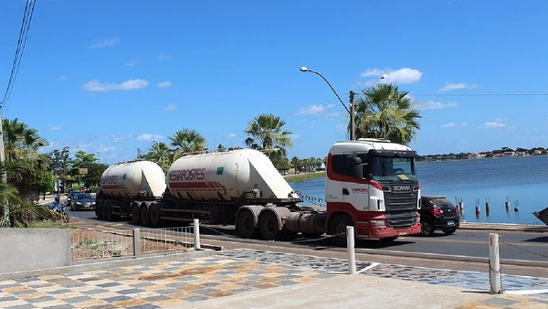 Transporte de cargas é o setor mais direto da nova concessão, enquanto a BR-116 segue como eixo de ligação entre Nordeste e Sudeste por Moacir Ximenes / Wikimedia Commons