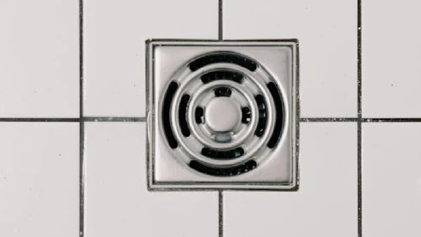 Use ralo linear ou central bem dimensionado para evitar acúmulo de água. Prefira revestimentos resistentes à umidade, como porcelanato, pedra ou microcimento. Inclua nichos e banco de apoio para deixar o banho mais prático e confortável