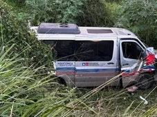 Imagem - Colisão frontal entre van e carro deixa 16 feridos na BR-242, na Bahia
