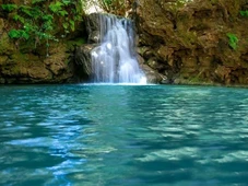 Imagem - O paraíso de águas azul-turquesa que escondem fósseis pré-históricos e tem mais de 15 quedas d’água no meio do Cerrado