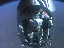 Imagem - Red Bull arremessa homem do espaço sideral no maior salto já registrado pela humanidade, e paraquedista rompe barreira do som