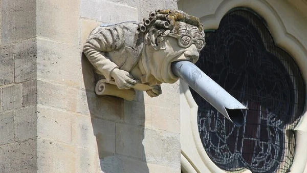 A boca aberta é um dos traços mais importantes da gárgula, pois marca o ponto por onde a água deixa o canal interno da escultura  por Martinvl / Wikimedia Commons
