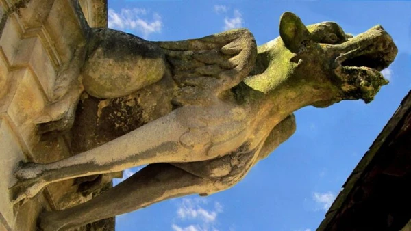 A forma alongada da peça não era acaso: quanto mais a escultura avançava para fora da fachada, mais longe a água era lançada da parede por guy_dugas / Pixabay