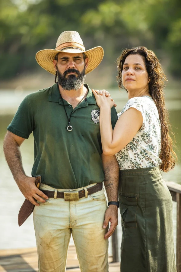 Alcides (Juliano Cazarré) e Maria Bruca (Isabel Teixeira) em "Pantanal" por João Miguel Júnior/Rede Globo/Divulgação