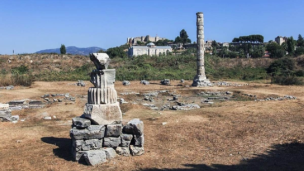 As ruínas da base do templo ainda existem e atraem turistas anualmente