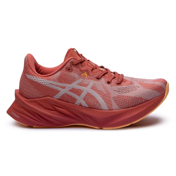 Asics Dynablast. Já o Dynablast™ 5 combina conforto, leveza e versatilidade para corridas e treinos do dia a dia. O modelo oferece cabedal em engineered jacquard mesh, que melhora a respirabilidade e o ajuste aos pés, além da tecnologia FF Blast™ Plus na entressola, responsável por proporcionar amortecimento leve e resposta rápida durante a corrida. Inspirado em um trampolim, o design do solado ajuda a impulsionar a passada e aumentar a sensação de retorno de energia. O modelo também incorpora materiais reciclados e processos produtivos que reduzem o consumo de água e emissões de carbono. Preço sugerido: R$499
 por Divulgação
