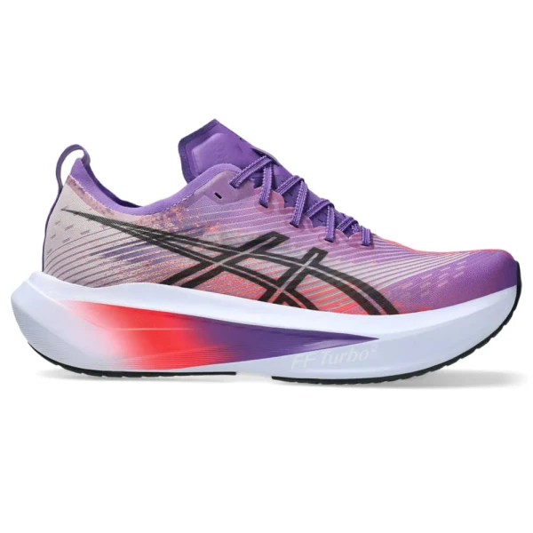 Asics Megablast. O Megablast™ promete ser um dos modelos mais responsivos da Asics, desenvolvido para oferecer alto retorno de energia em diferentes ritmos e distâncias. A entressola com espuma FF Turbo²™ proporciona sensação leve, elástica e altamente responsiva, enquanto o cabedal em engineered woven mesh amplia a respirabilidade e reduz a necessidade de costuras. O solado Asicsgrip™ contribui para maior aderência em diferentes tipos de terreno.Preço sugerido: R$ 1.999,99

 por Divulgação