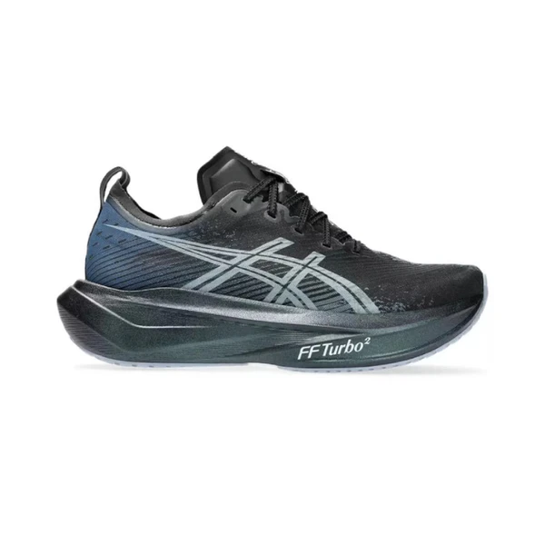 Asics Megablast. O Megablast™ promete ser um dos modelos mais responsivos da Asics, desenvolvido para oferecer alto retorno de energia em diferentes ritmos e distâncias. A entressola com espuma FF Turbo²™ proporciona sensação leve, elástica e altamente responsiva, enquanto o cabedal em engineered woven mesh amplia a respirabilidade e reduz a necessidade de costuras. O solado Asicsgrip™ contribui para maior aderência em diferentes tipos de terreno.Preço sugerido: R$ 1.999,99

 por Divulgação