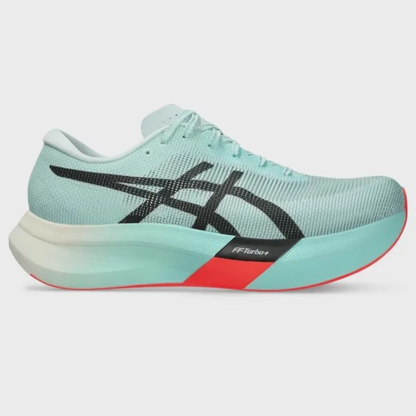 Asics Metaspeed. Desenvolvido para corredores com estilo de passada baseado em cadência, o Metaspeed™ Edge Paris ajuda a aumentar a velocidade por meio do maior número de passadas sem comprometer a eficiência energética. O modelo combina placa de carbono propulsora e a espuma FF Turbo™ Plus, proporcionando leveza, amortecimento responsivo e economia de energia ao longo da corrida. O cabedal Motion Wrap™ 2.0 melhora a respirabilidade e o ajuste, enquanto o solado Asicsgrip™ garante aderência e durabilidade.Preço sugerido: R$ 2.199,99

 por Divulgação