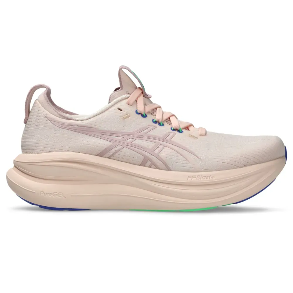 Asics Nimbus 28. Esse tênis é reconhecido como um dos modelos mais confortáveis da Asics. O Gel-Numbus™ 28 foi desenvolvido pensando em corredores que priorizam amortecimento e conforto em corridas longas. Cerca de 25g mais leve que a versão anterior, o tênis combina a espuma FF Blast™ Plus com a tecnologia PureGel™, proporcionando absorção de impacto suave e sensação de maciez durante toda a corrida. O cabedal em malha tecnológica oferece ajuste confortável e maior respirabilidade. Preço sugerido: R$1.299,99
 por Divulgação