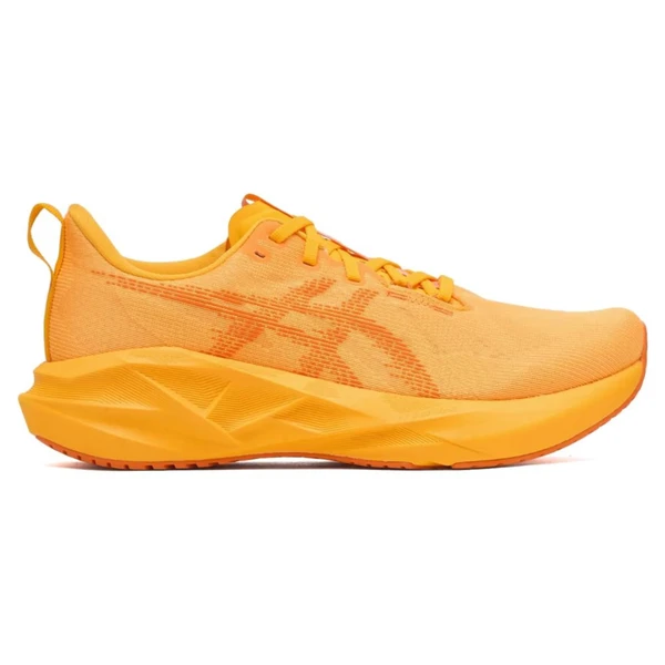 Asics Novablast. A marca desenvolveu o Novablast™ 5 para oferecer uma corrida leve, energética e confortável na rotina de treinos. A versão mais nova tem geometria da entressola que potencializa o retorno de energia, enquanto a tecnologia FF Blast™ Max proporciona amortecimento macio e responsivo. O modelo também conta com cabedal em engineered jacquard mesh, que amplia a ventilação e o ajuste aos pés, além de construção inspirada em trampolim para aumentar a sensação de impulsão durante a passada. Parte dos materiais utilizados no cabedal é reciclada, reforçando iniciativas de sustentabilidade da marca. Preço sugerido: R$799
 por Divulgação