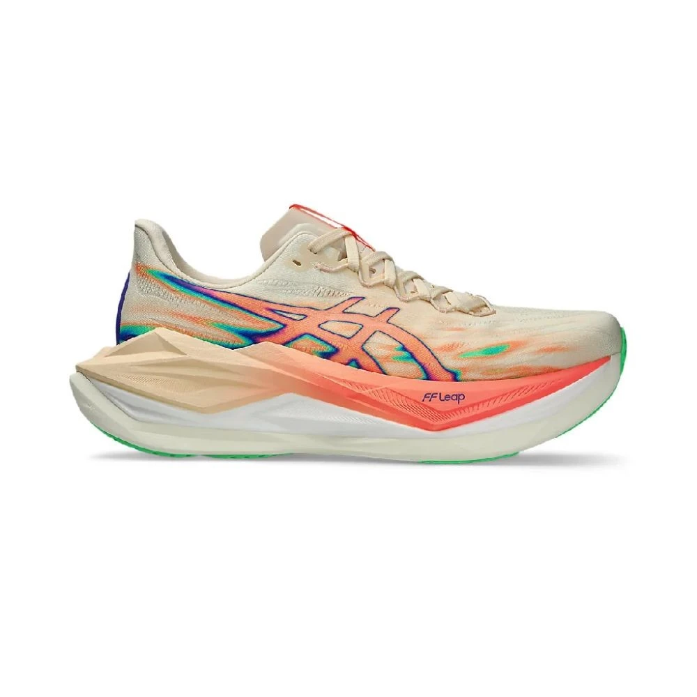 Asics Superblast. O Superblast™ 3 foi projetado para entregar máxima responsividade e dinamismo nas passadas. O modelo incorpora a espuma FF Leap™, inspirada na linha Metaspeed™, garantindo sensação leve e energética durante os treinos diários e corridas longas. A construção do solado tem efeito ‘trampolim’ para favorecer uma saída de pé mais responsiva e eficiente, contribuindo para uma experiência de corrida mais dinâmica.Preço sugerido: R$1.699,99

 por Divulgação