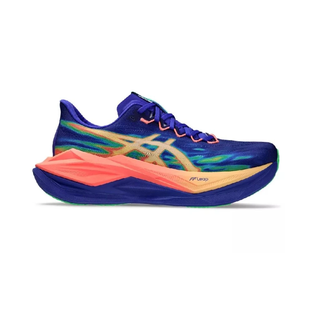 Asics Superblast. O Superblast™ 3 foi projetado para entregar máxima responsividade e dinamismo nas passadas. O modelo incorpora a espuma FF Leap™, inspirada na linha Metaspeed™, garantindo sensação leve e energética durante os treinos diários e corridas longas. A construção do solado tem efeito ‘trampolim’ para favorecer uma saída de pé mais responsiva e eficiente, contribuindo para uma experiência de corrida mais dinâmica.Preço sugerido: R$1.699,99

 por Divulgação