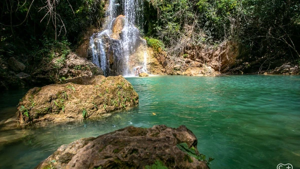 O complexo do Poço Azul esconde mais de 15 quedas d'água e poços formados ao longo do Rio da Palma. Reprodução/curtamais por curtamais