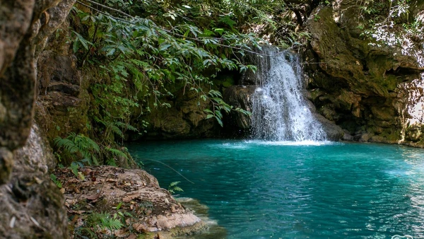 O segredo por trás do tom azul-turquesa está no fundo do poço: as rochas de quartzito e calcário funcionam como um filtro natural sob a luz do sol. Reprodução/curtamais por curtamais
