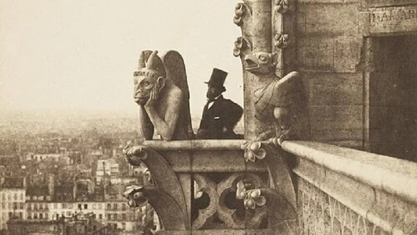 Dentre todas, a mais famosa é a Le Stryge, localizada na Catedral de Notre-Dame, uma quimera decorativa criada no contexto da restauração do século 19 por Charles Nègre / Wikimedia Commons