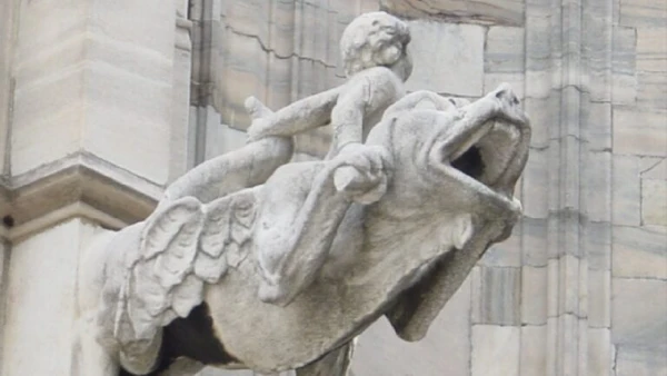 Enquanto isso, as gárgulas do Duomo integram uma das maiores coleções escultóricas do gótico europeu, com cerca de 150 bicas de pedra nas áreas altas da catedral  por Giovanni Dall’Orto / Wikimedia Commons