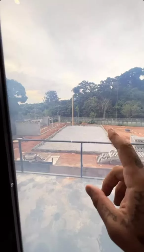 Felipe Titto colocou à venda sua mansão de R$ 30 milhões na Granja Viana, com lago, academia, sauna e quadra de beach tennis. por Reprodução