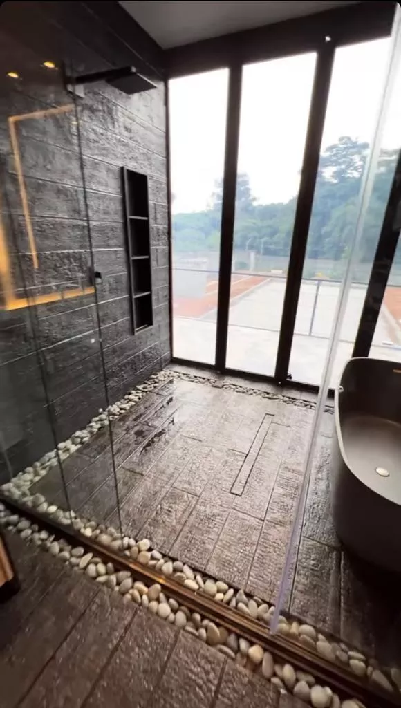 Felipe Titto colocou à venda sua mansão de R$ 30 milhões na Granja Viana, com lago, academia, sauna e quadra de beach tennis. por Reprodução