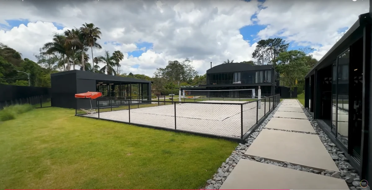 Felipe Titto colocou à venda sua mansão de R$ 30 milhões na Granja Viana, com lago, academia, sauna e quadra de beach tennis. por Reprodução