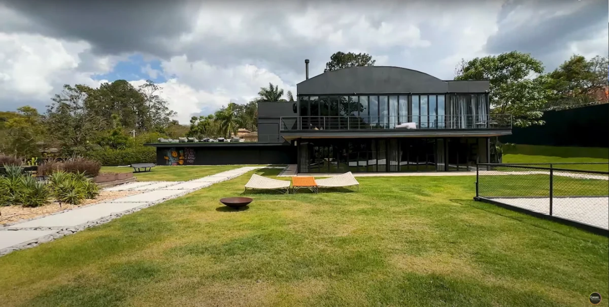 Felipe Titto colocou à venda sua mansão de R$ 30 milhões na Granja Viana, com lago, academia, sauna e quadra de beach tennis. por Reprodução