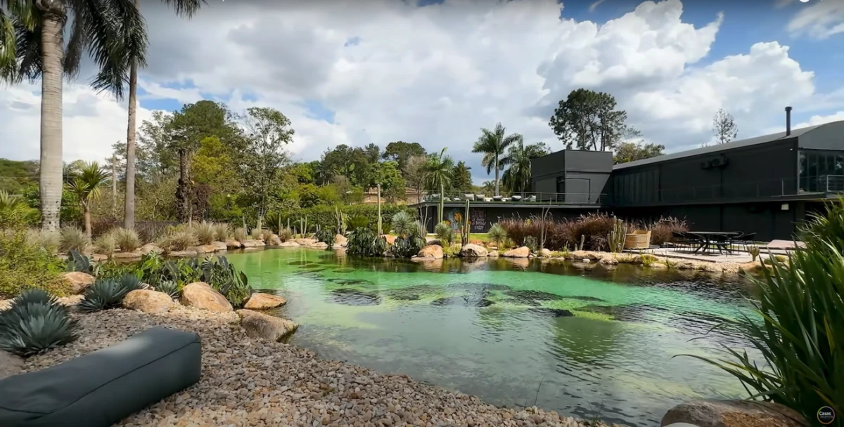 Felipe Titto colocou à venda sua mansão de R$ 30 milhões na Granja Viana, com lago, academia, sauna e quadra de beach tennis. por Reprodução