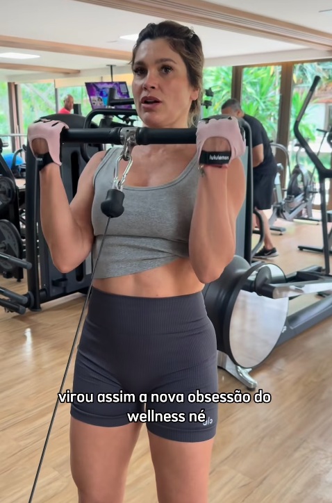 Flávia Alessandra em treino na academia por Reprodução/Instagram
