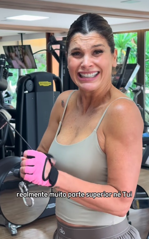 Flávia Alessandra em treino na academia por Reprodução/Instagram