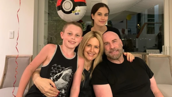 John Travolta ao lado dos filhos e de sua falecida esposa, Kelly Preston por Reprodução/Redes Sociais 