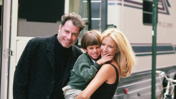 John Travolta e Kelly Preston com o filho Jett Travolta, em 1997  por Mitchell Gerber/Corbis/VCG via Getty Images