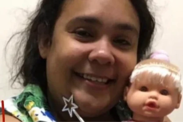 Mulher de 37 anos finge ser adolescente de 12 e engana família por mais de um ano