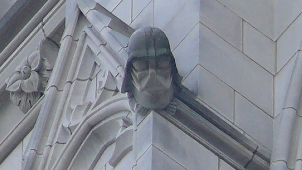 Nos Estados Unidos, a Catedral Nacional de Washington ficou famosa por incorporar uma figura de Darth Vader entre seus grotescos
