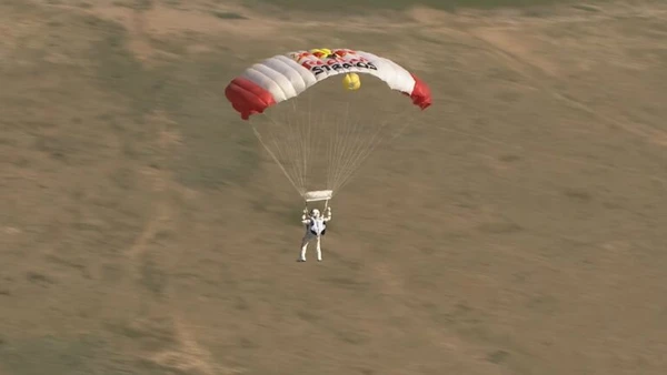 O paraquedas foi acionado por volta dos 36,4 km em queda livre por Reprodução / YouTube / Red Bull
