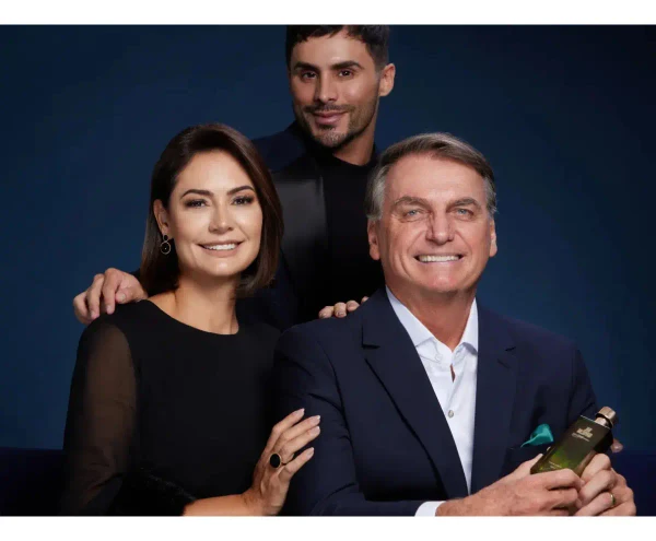 O maquiador Agustin Fernandez lançou um perfume com o nome do ex-presidente por Reprodução/Mercado Livre