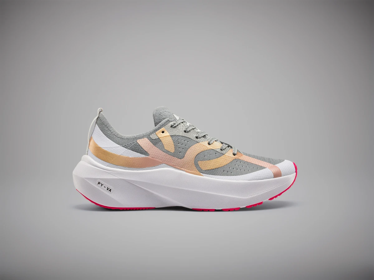 Olympikus Corre 5.  Essa é a nova geração do tênis mais usado pelos brasileiros no Strava por três anos consecutivos. Desde o lançamento, o Corre 5 veio ainda mais tecnológico para acompanhar diferentes tipos de treino e perfis de corredores. O modelo traz a inédita entressola PY-VA, combinação de EVA com Pebax, tecnologia referência mundial em amortecimento e retorno de energia. A nova geometria, com base mais alta e larga, oferece mais conforto e estabilidade sem aumentar o peso do tênis. O solado com borracha Ultrax amplia a durabilidade e resistência ao desgaste, enquanto o cabedal respirável e o design minimalista reforçam a versatilidade do modelo para a rotina de treinos. Preço sugerido: R$599,99

  por Divulgação