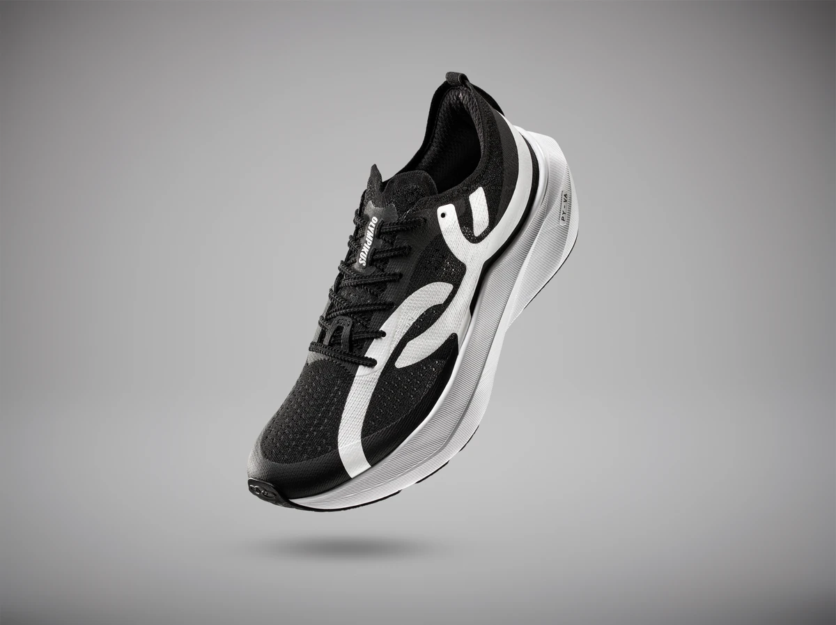 Olympikus Corre 5.  Essa é a nova geração do tênis mais usado pelos brasileiros no Strava por três anos consecutivos. Desde o lançamento, o Corre 5 veio ainda mais tecnológico para acompanhar diferentes tipos de treino e perfis de corredores. O modelo traz a inédita entressola PY-VA, combinação de EVA com Pebax, tecnologia referência mundial em amortecimento e retorno de energia. A nova geometria, com base mais alta e larga, oferece mais conforto e estabilidade sem aumentar o peso do tênis. O solado com borracha Ultrax amplia a durabilidade e resistência ao desgaste, enquanto o cabedal respirável e o design minimalista reforçam a versatilidade do modelo para a rotina de treinos. Preço sugerido: R$599,99

  por Divulgação