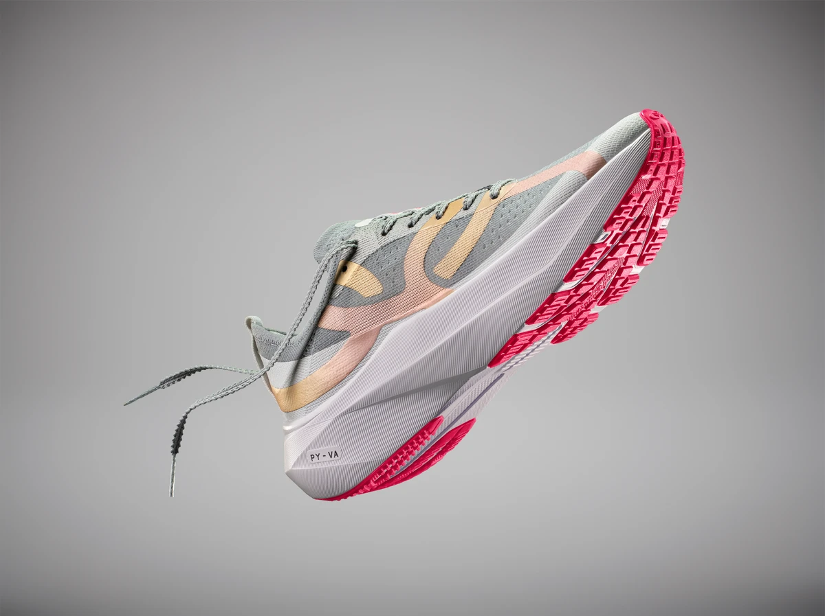 Olympikus Corre 5.  Essa é a nova geração do tênis mais usado pelos brasileiros no Strava por três anos consecutivos. Desde o lançamento, o Corre 5 veio ainda mais tecnológico para acompanhar diferentes tipos de treino e perfis de corredores. O modelo traz a inédita entressola PY-VA, combinação de EVA com Pebax, tecnologia referência mundial em amortecimento e retorno de energia. A nova geometria, com base mais alta e larga, oferece mais conforto e estabilidade sem aumentar o peso do tênis. O solado com borracha Ultrax amplia a durabilidade e resistência ao desgaste, enquanto o cabedal respirável e o design minimalista reforçam a versatilidade do modelo para a rotina de treinos. Preço sugerido: R$599,99

  por Divulgação