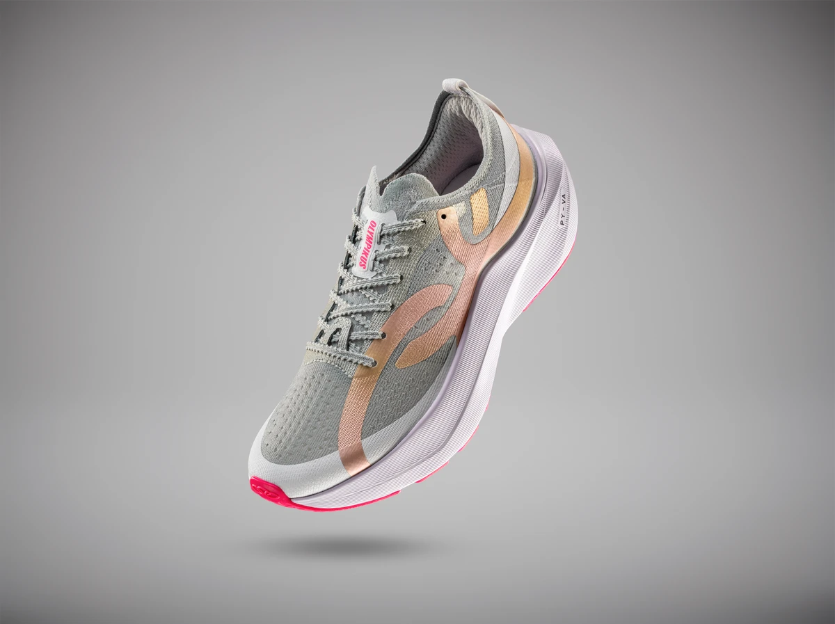 Olympikus Corre 5.  Essa é a nova geração do tênis mais usado pelos brasileiros no Strava por três anos consecutivos. Desde o lançamento, o Corre 5 veio ainda mais tecnológico para acompanhar diferentes tipos de treino e perfis de corredores. O modelo traz a inédita entressola PY-VA, combinação de EVA com Pebax, tecnologia referência mundial em amortecimento e retorno de energia. A nova geometria, com base mais alta e larga, oferece mais conforto e estabilidade sem aumentar o peso do tênis. O solado com borracha Ultrax amplia a durabilidade e resistência ao desgaste, enquanto o cabedal respirável e o design minimalista reforçam a versatilidade do modelo para a rotina de treinos. Preço sugerido: R$599,99

  por Divulgação