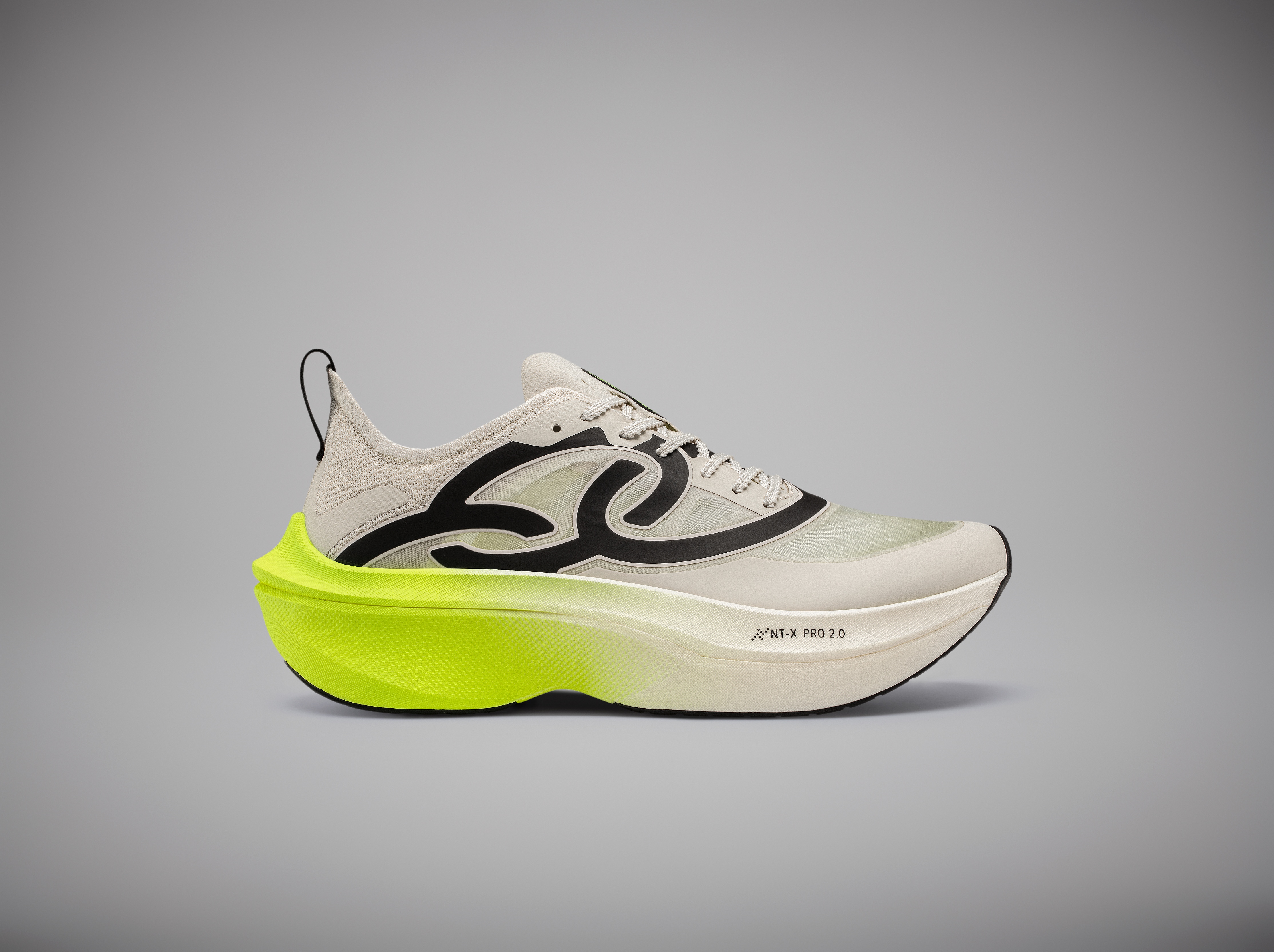 Olympikus Corre Supra 2. Este tênis foi desenvolvido para corredores que buscam máxima performance em longas distâncias e provas. Segundo a marca, o Corre Supra 2 reúne algumas das tecnologias mais avançadas da Olympikus. O modelo conta com entressola NT-X 2.0 em PEBA (polímetro poliéter-bloco-amida) expandido com nitrogênio, que entrega amortecimento elevado, leveza e alto retorno de energia. A placa Carbon-G, feita com fibras contínuas de carbono revestidas com grafeno, garante mais propulsão, estabilidade e eficiência nas passadas. O cabedal Oxitec 4.0 oferece respirabilidade e resistência, enquanto o solado cocriado com a Michelin amplia aderência e durabilidade. Com apenas 215g e drop de 6 mm, o Supra 2 é ideal para quem busca desempenho consistente do início ao fim da corrida.Preço sugerido: R$ 1.299,99

 por Divulgação