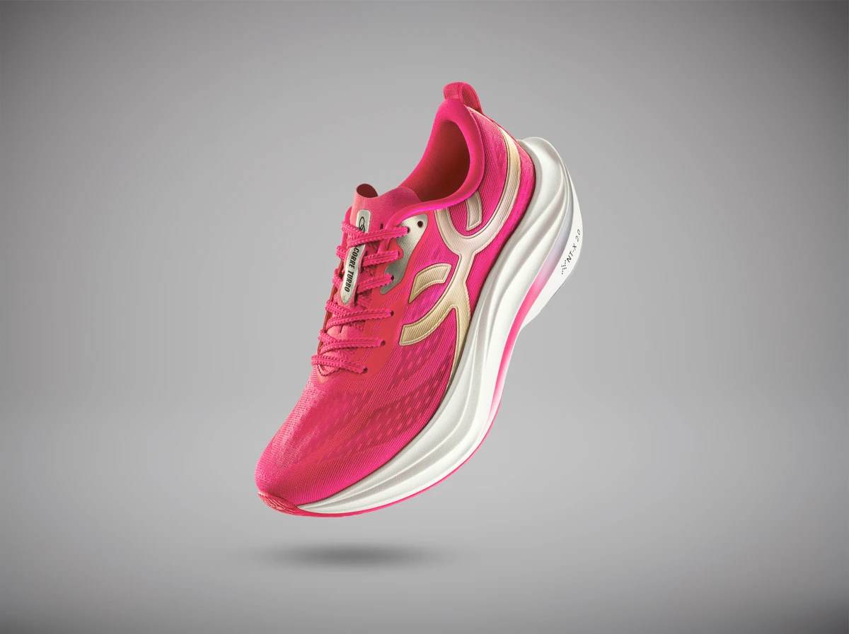 Olympikus Corre Turbo. Desenvolvido para treinos de ritmo e velocidade, o Corre Turbo foi formatado para corredores que já têm uma relação mais intensa com a corrida e querem elevar a performance. Mesmo sem placa de carbono, é um modelo que entrega potência, leveza e responsividade graças às tecnologias aplicadas na entressola e na construção do cabedal. O tênis foi pensado para quem busca baixar o pace (ritmo) e aumentar a eficiência nos treinos rápidos, mantendo o conforto e o custo-benefício característicos da marca.Preço sugerido: R$699,99

 por Divulgação