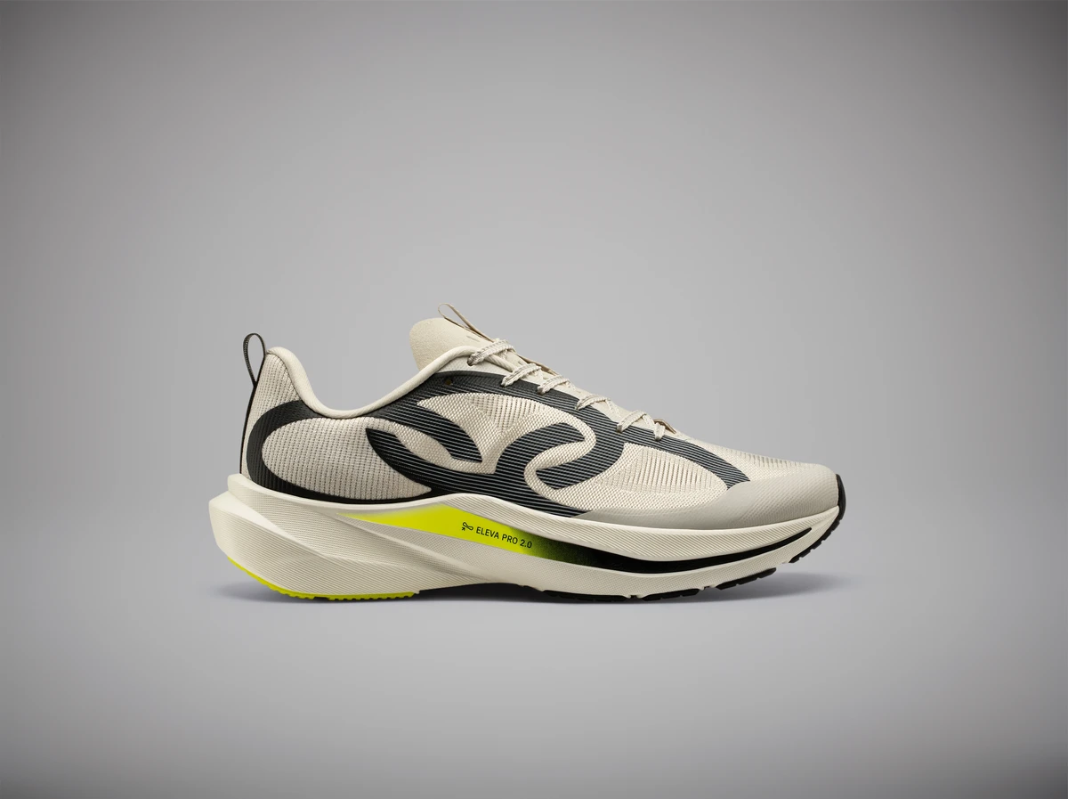 Olympikus Corre Vento 3. Pensado como a nova porta de entrada da Família Corre, o Corre Vento 3 combina tecnologia, conforto e excelente custo-benefício para quem está começando na corrida. O modelo mantém o DNA de performance da linha, com cabedal respirável e estrutura leve, ideal para os primeiros treinos e para quem busca versatilidade no dia a dia. De acordo com a marca, a proposta do tênis é entregar uma experiência confortável e dinâmica sem abrir mão da performance, acompanhando a evolução do corredor desde os primeiros quilômetros. Preço sugerido: R$499
 por Reprodução