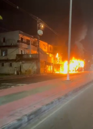 Ônibus é completamente destruído por incêndio em Salvador por Reprodução