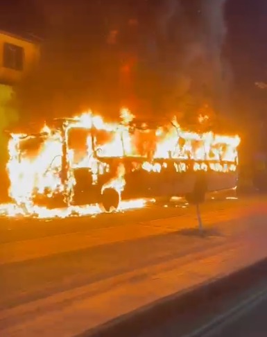 Ônibus é completamente destruído por incêndio em Salvador por Reprodução