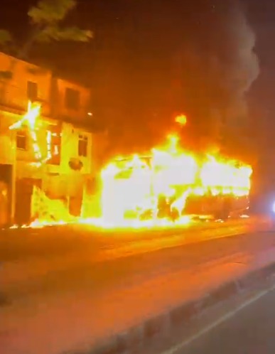 Ônibus é completamente destruído por incêndio em Salvador por Reprodução