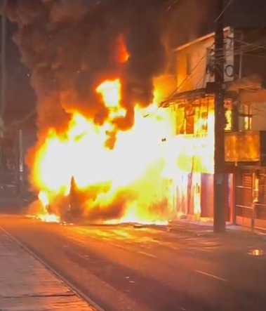 Ônibus é completamente destruído por incêndio em Salvador por Reprodução
