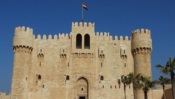 Suas pedras foram reutilizadas na Cidadela de Qaitbay, e restos submersos foram redescobertos por arqueólogos no porto de Alexandria