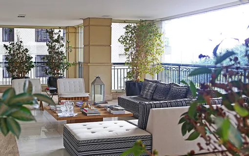 Val Marchiori vive em um apartamento de quase 900 m² nos Jardins, com decoração milionária e uma famosa escultura de cavalo em tamanho real por Marcelo Navarro/Ed. Globo